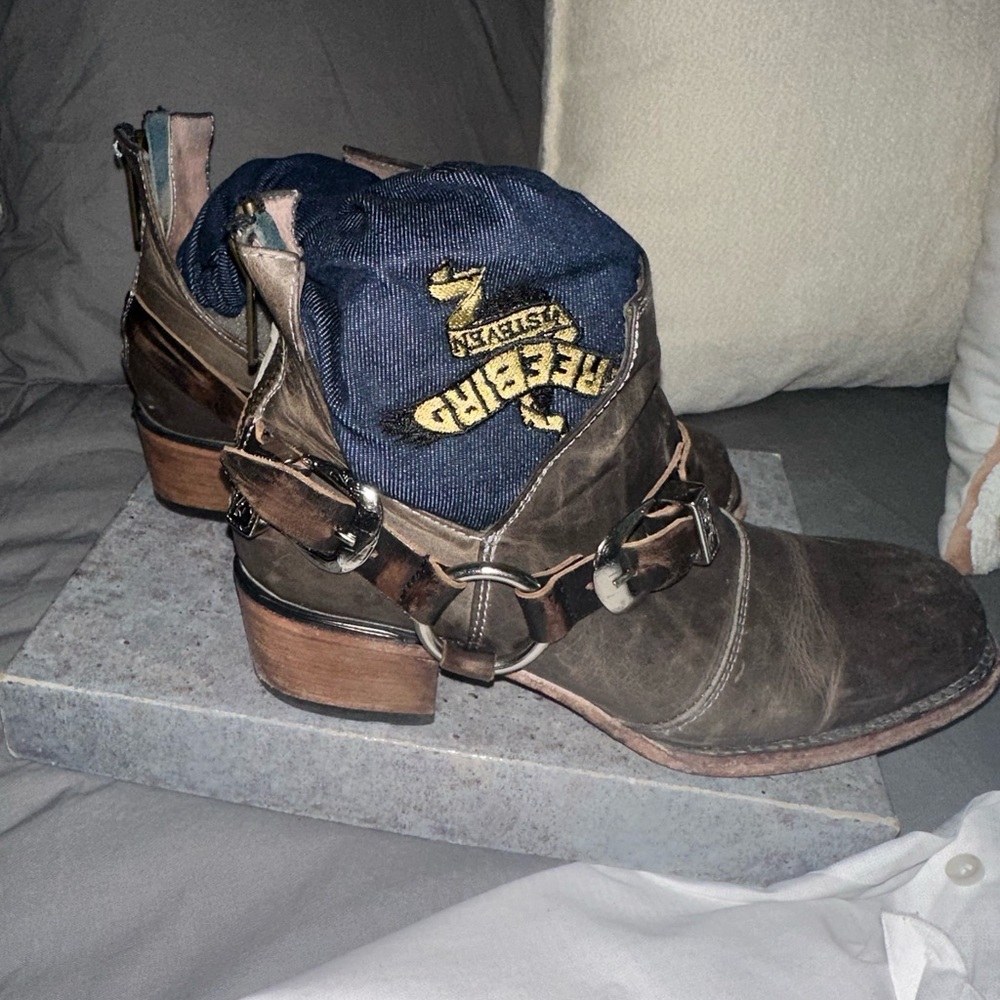 Freebird “Truce” boots; gray; size 9